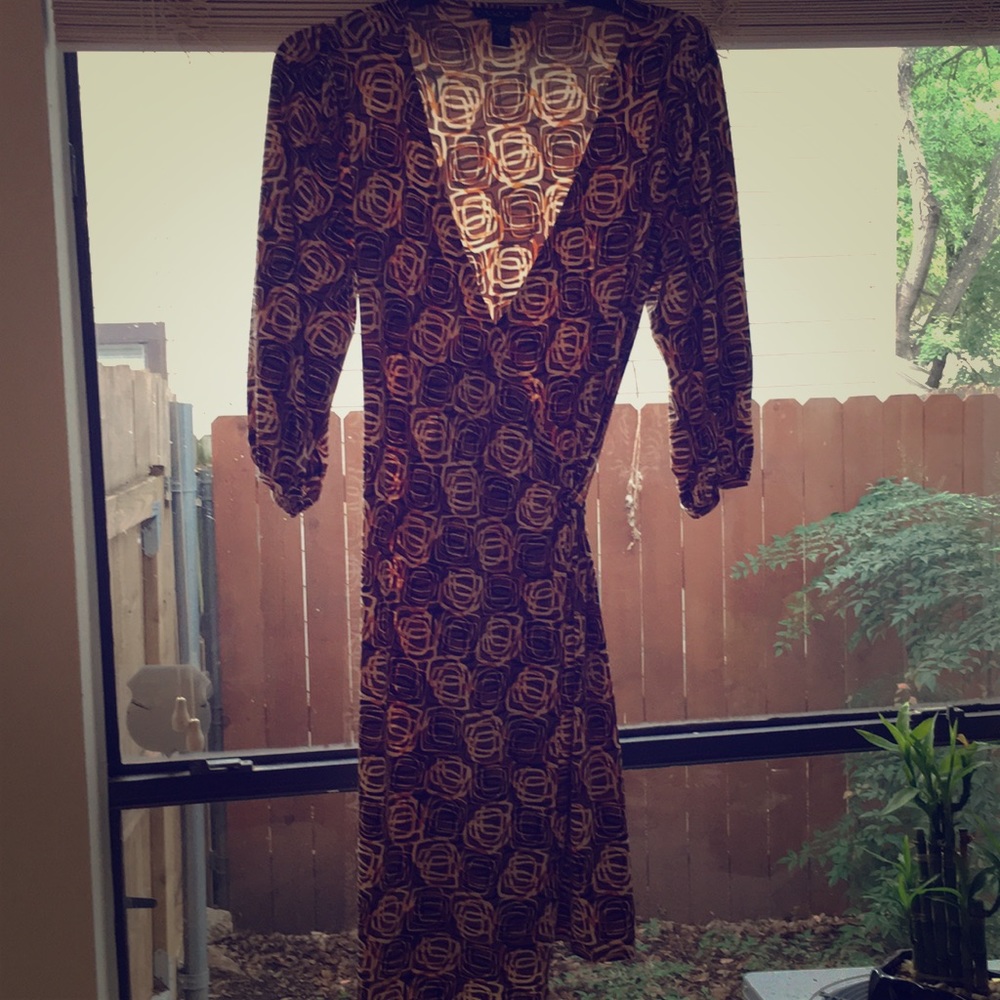 Retro patterned wrap dress.